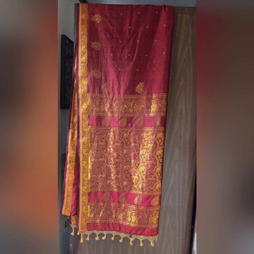 Elegant Red And Gold Sari - image 4